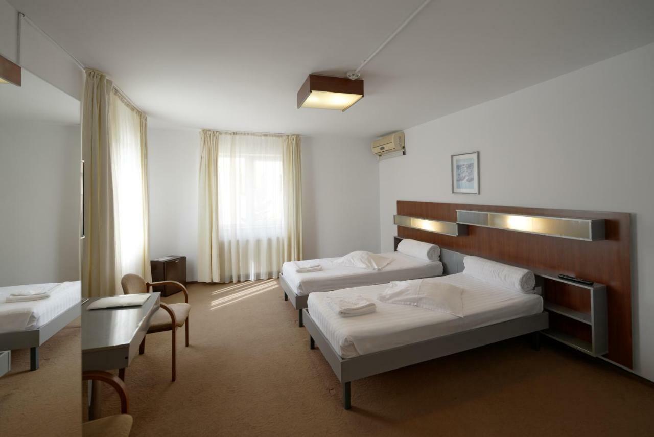 Hotel Vila Rosa à Cluj-Napoca Extérieur photo