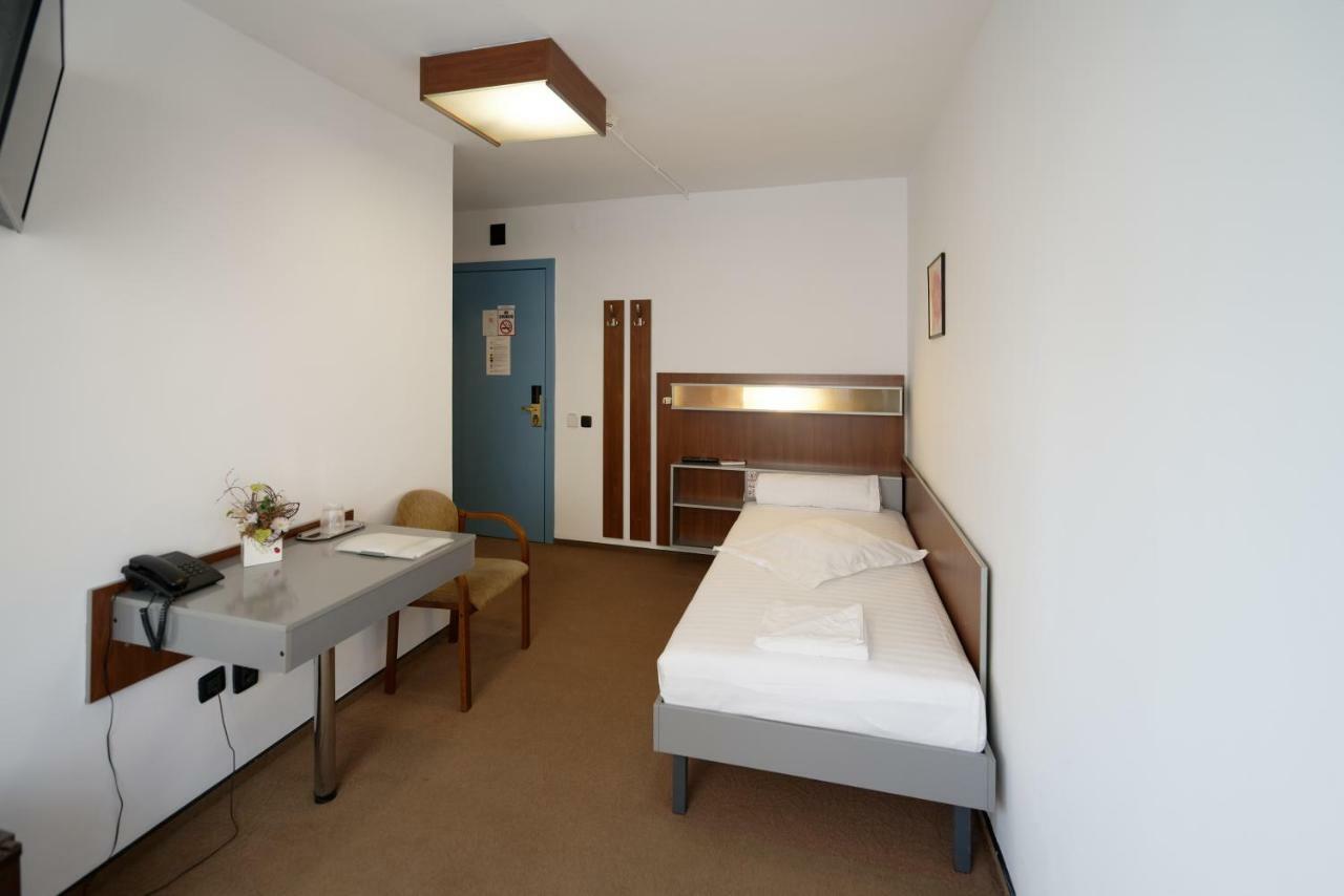 Hotel Vila Rosa à Cluj-Napoca Extérieur photo